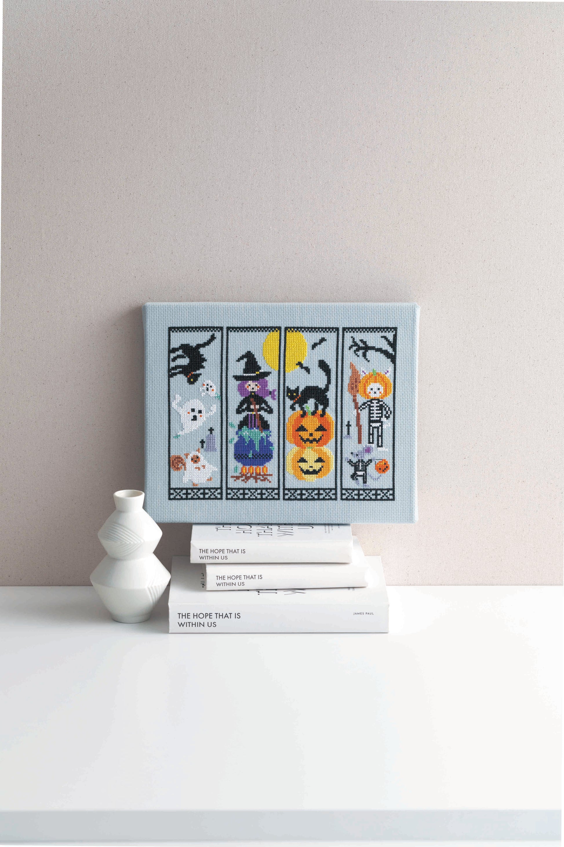 12 mois de motifs saisonniers au point de croix : floraux, animaux, fêtes. Éd. Applemints, ~80 pages couleur, en japonais. Précommande disponible.