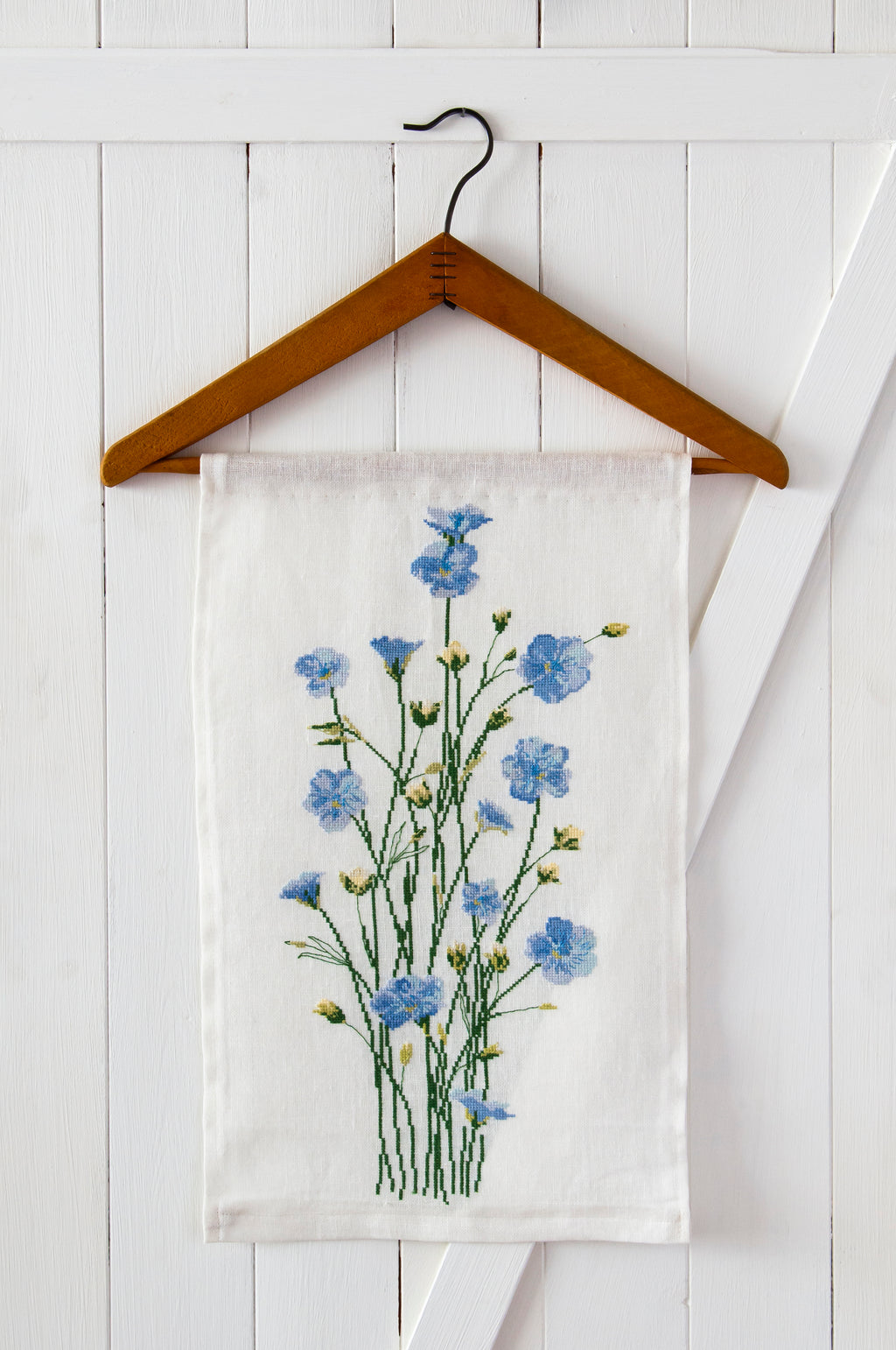 Mook point de croix : études botaniques à broder par Monique Bonin, Véronique Enginger, Lilli Violette et Marie-Thérèse Saint-Aubin — fleurs, plantes et motifs naturalistes.