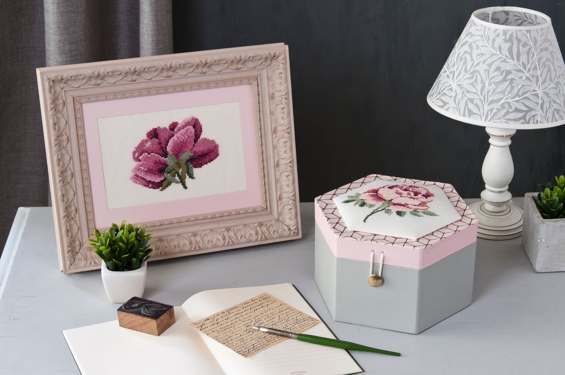 Mook point de croix : études botaniques à broder par Monique Bonin, Véronique Enginger, Lilli Violette et Marie-Thérèse Saint-Aubin — fleurs, plantes et motifs naturalistes.