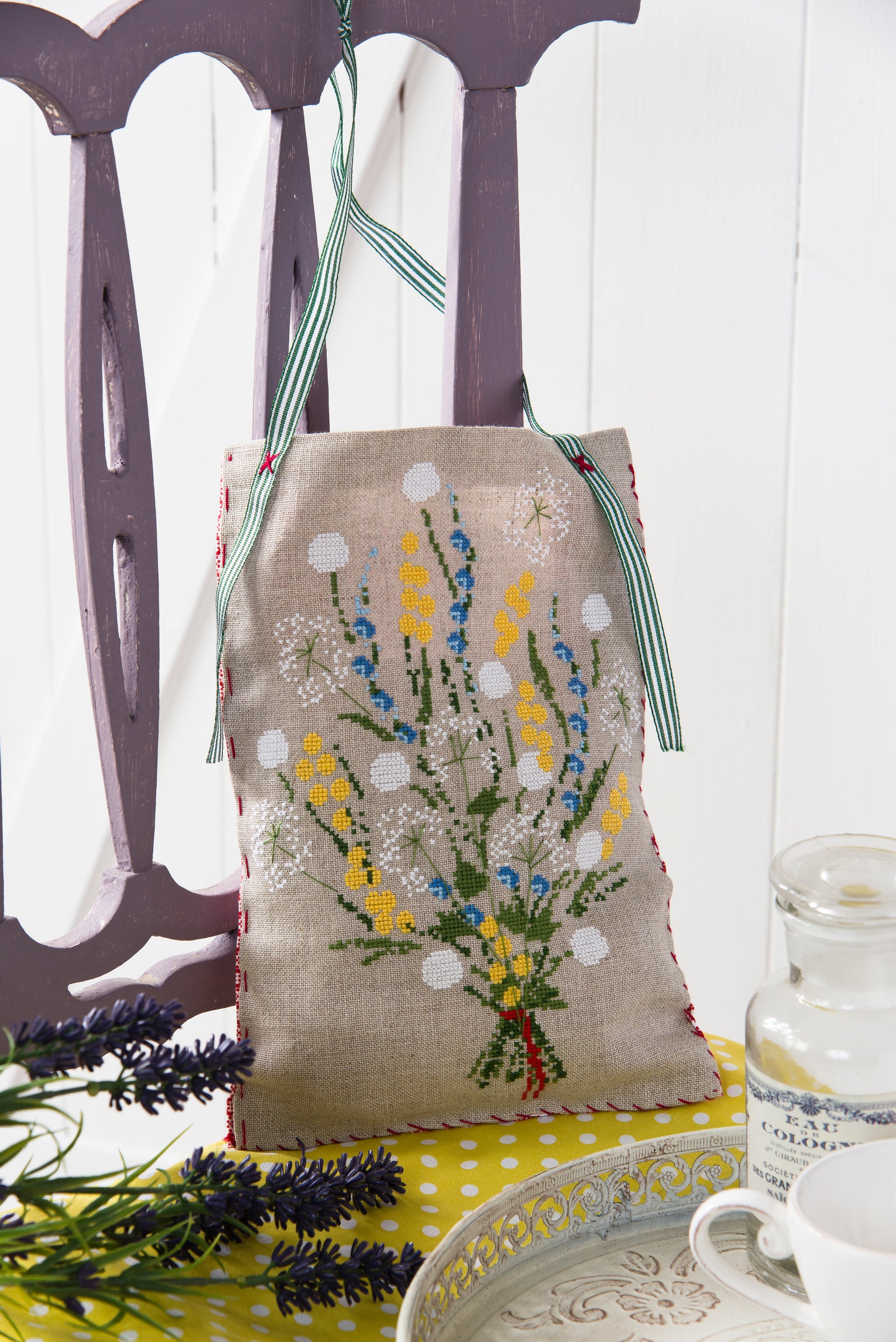 Mook point de croix : études botaniques à broder par Monique Bonin, Véronique Enginger, Lilli Violette et Marie-Thérèse Saint-Aubin — fleurs, plantes et motifs naturalistes.