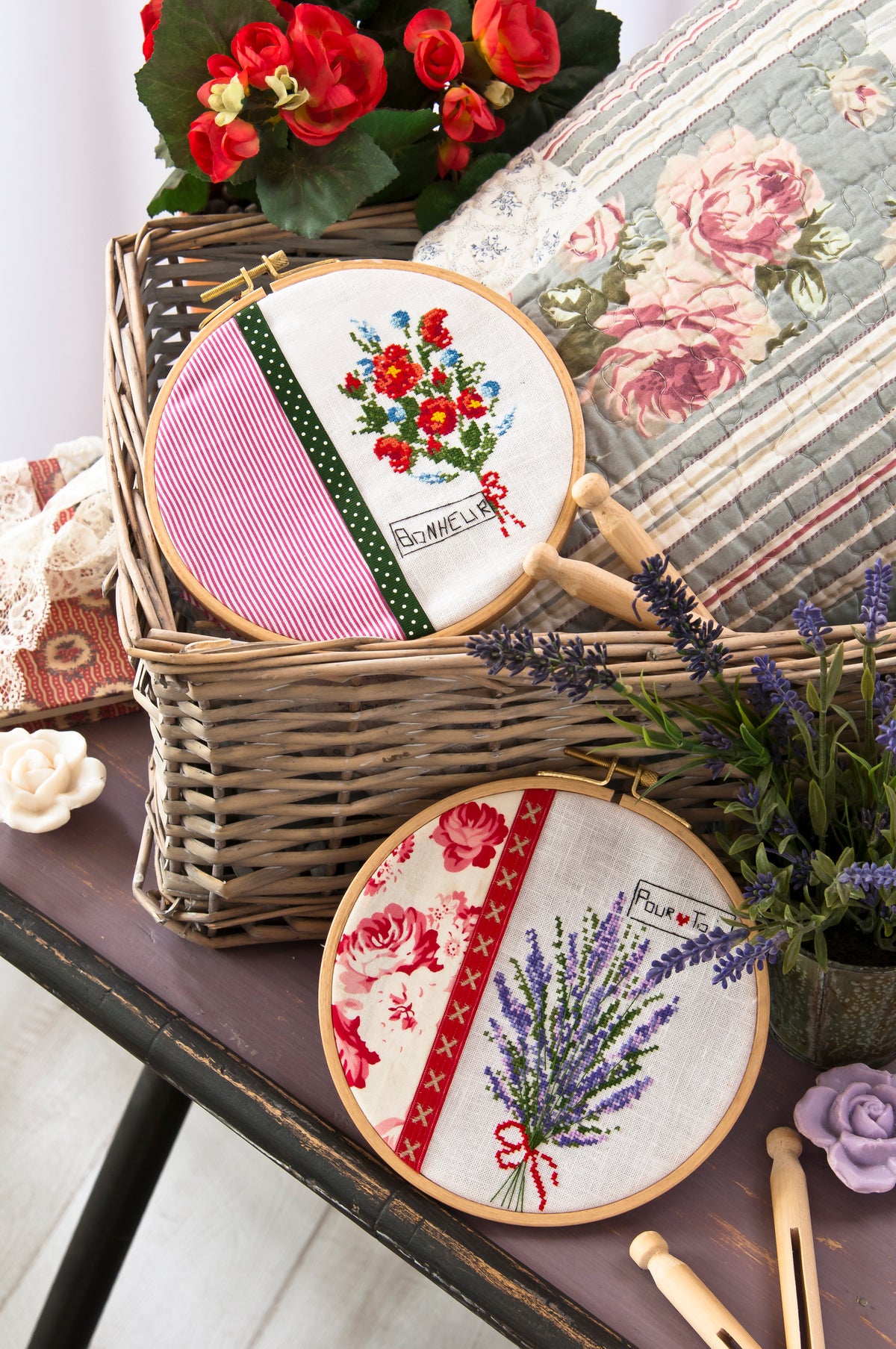 Mook point de croix : études botaniques à broder par Monique Bonin, Véronique Enginger, Lilli Violette et Marie-Thérèse Saint-Aubin — fleurs, plantes et motifs naturalistes.