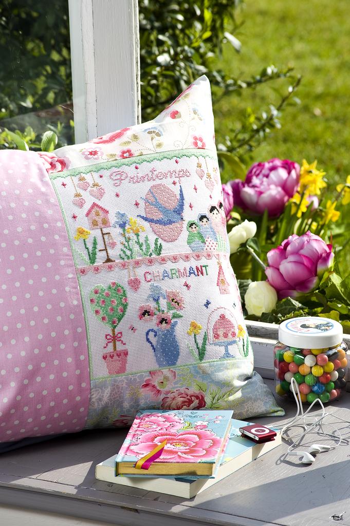 Coussin charmant de Passion Bonheur, Création Point de Croix n°010