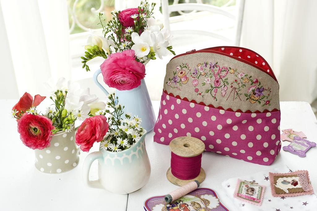Trousse « Ouvrages en fleurs » de Véronique Enginger, Création Point de Croix n°010