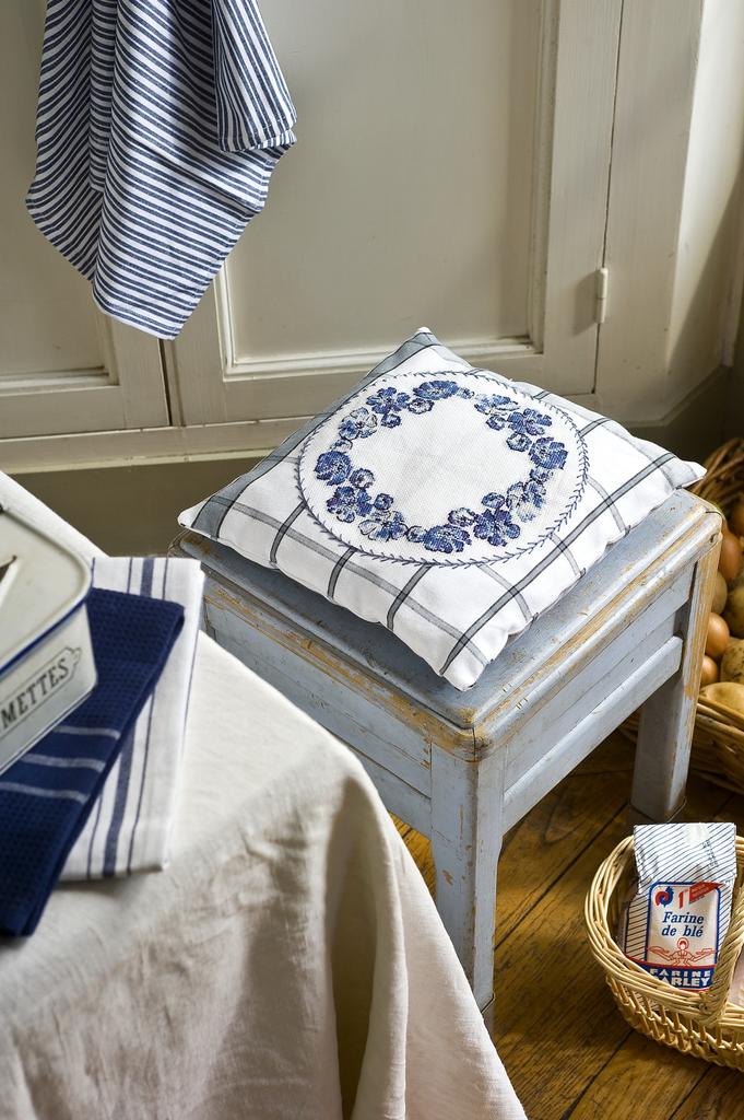 Côté bleu : coussin de faïence, Création Point de Croix n°011