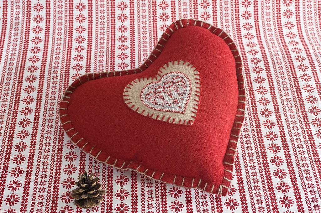 C’est vous l’artiste !  « Coussin cœur », de Marie-Anne Réthoret, Création Point de Croix n°014