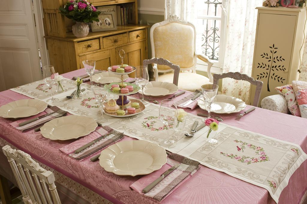 Chemin de table à la rose, Création Point de Croix n°018