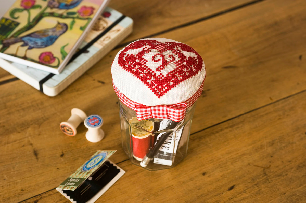 N°24  HS : Broderie rouge