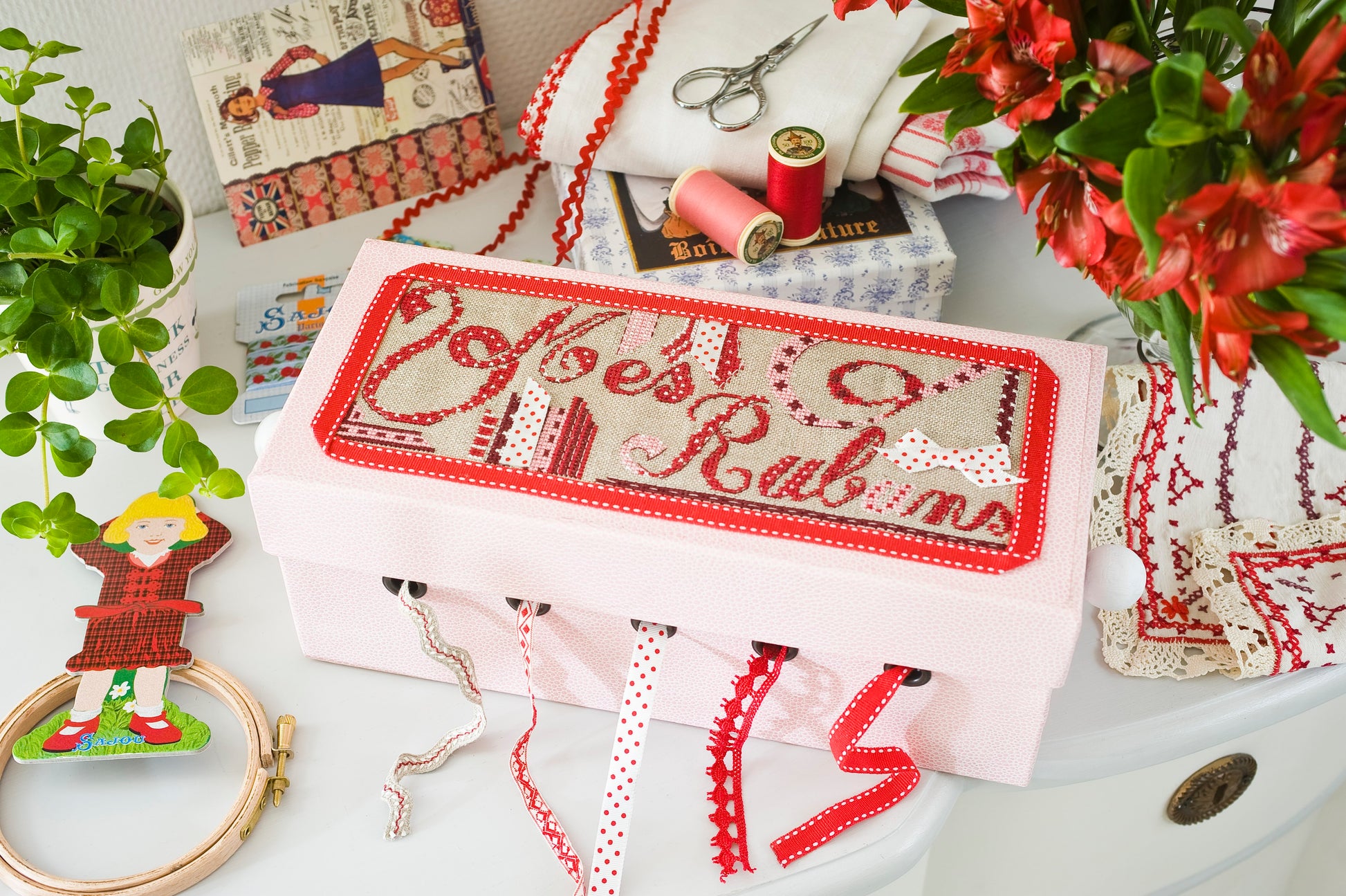 N°24  HS : Broderie rouge