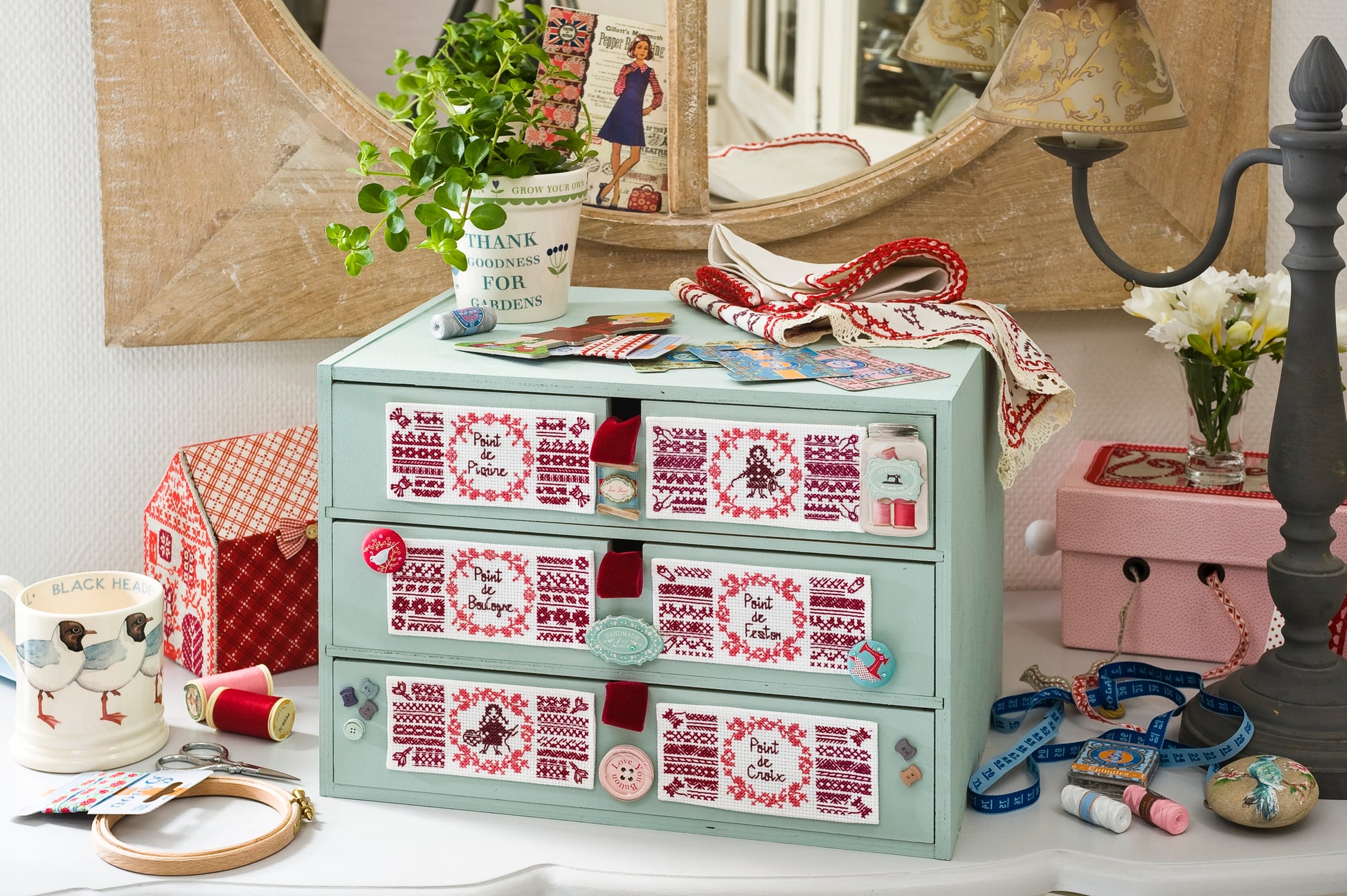 N°24  HS : Broderie rouge