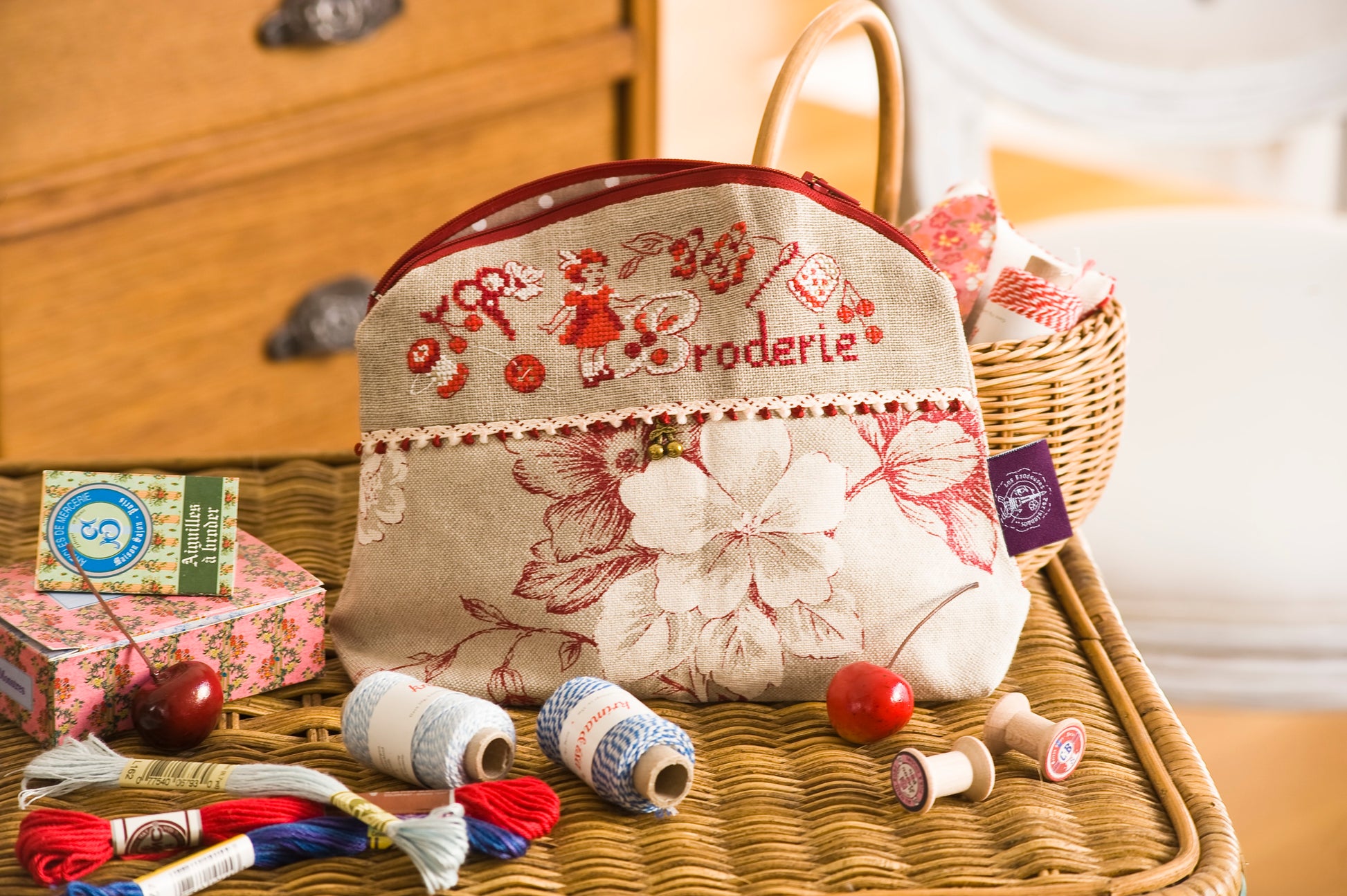 N°24  HS : Broderie rouge