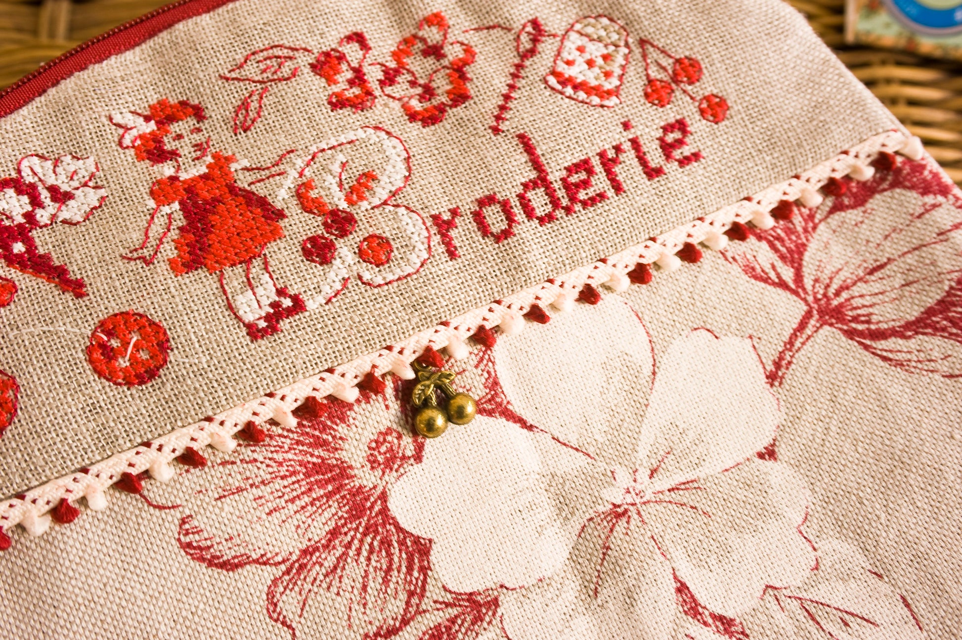 N°24  HS : Broderie rouge