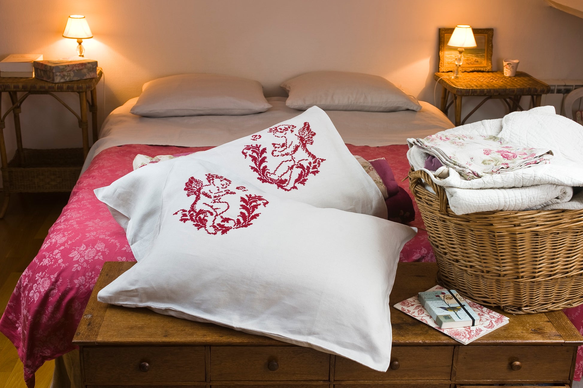 N°24  HS : Broderie rouge