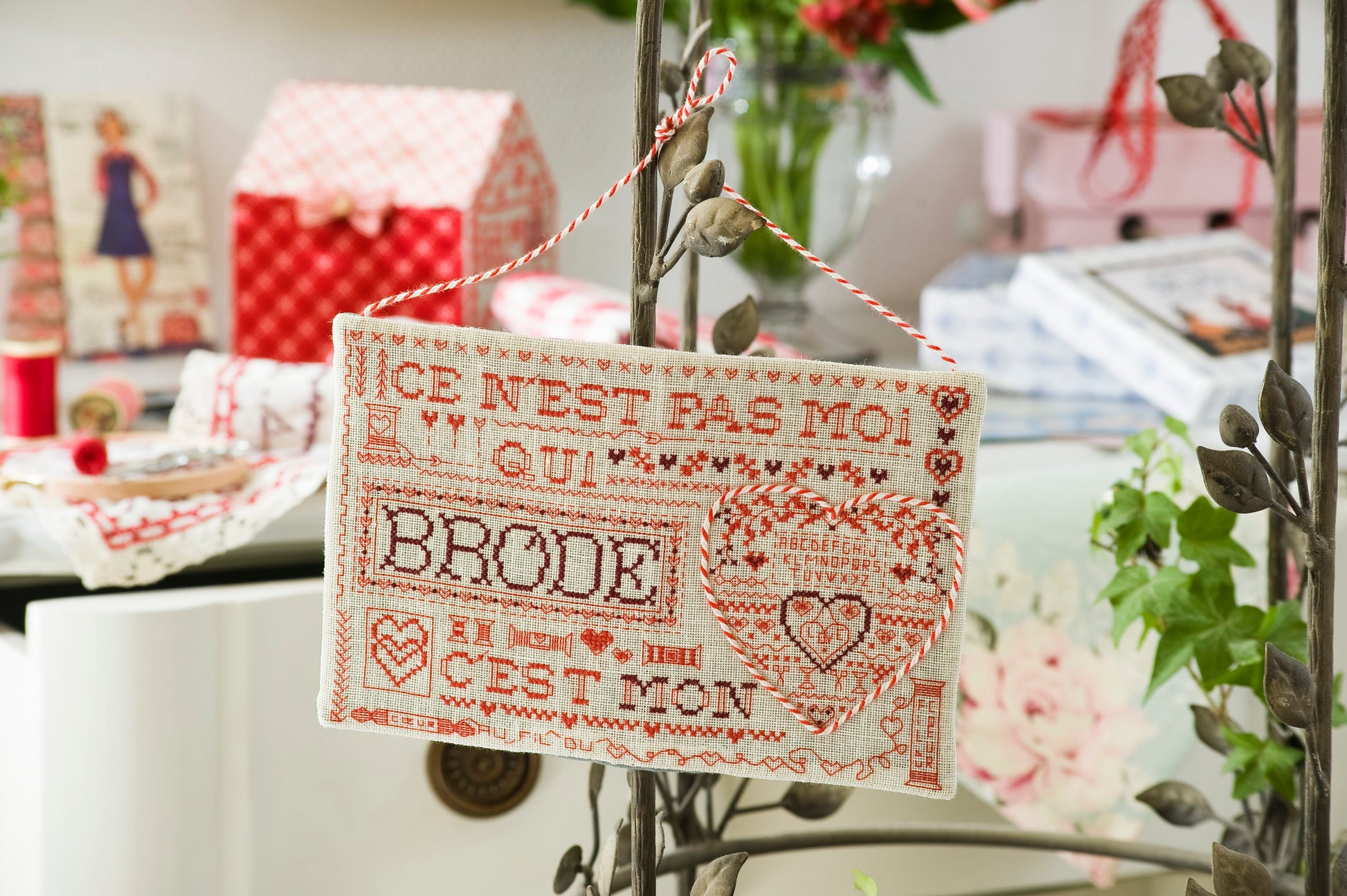 N°24  HS : Broderie rouge