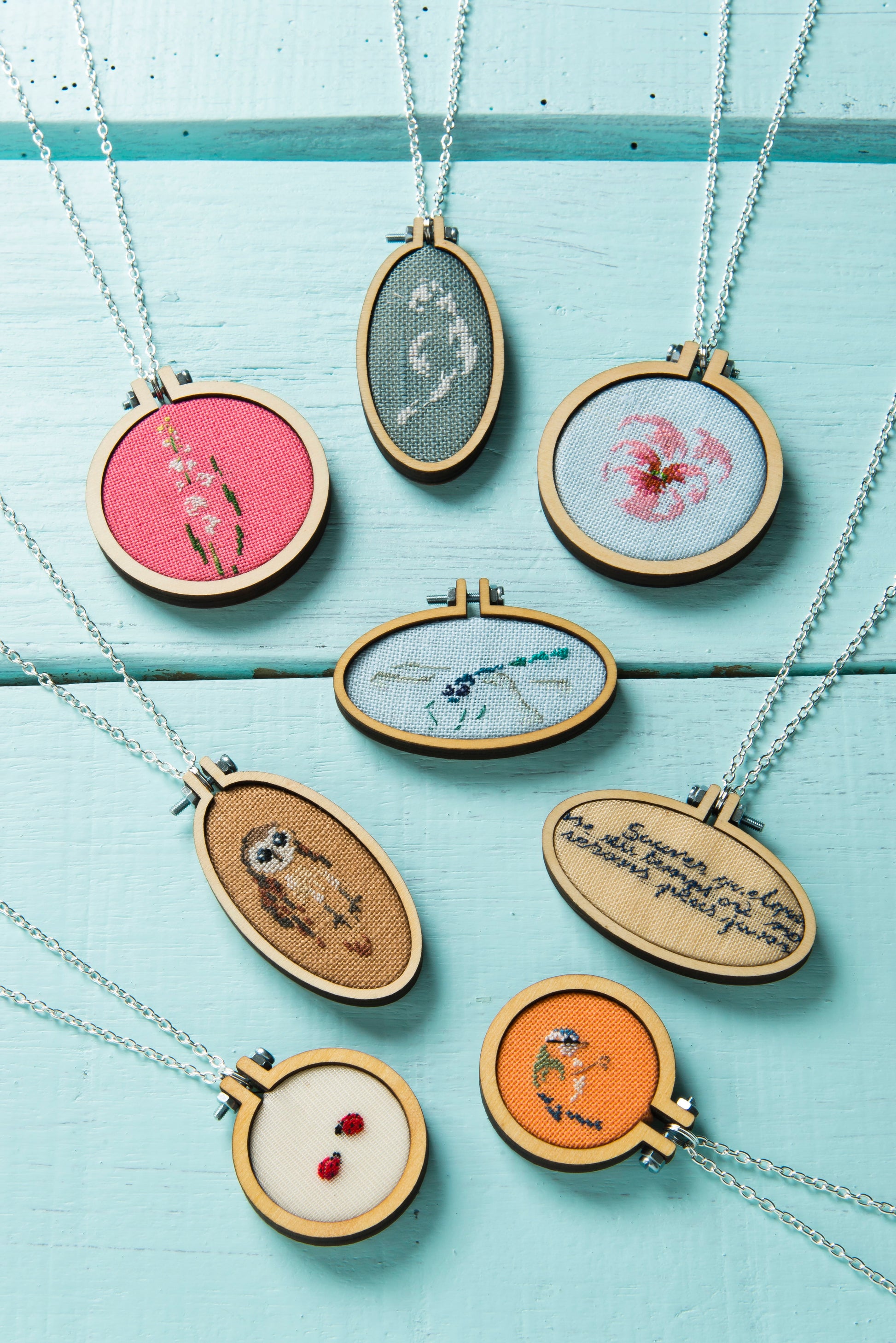 Bijoux brodés avec des mini-tambours à broder !, Création Point de Croix n°65