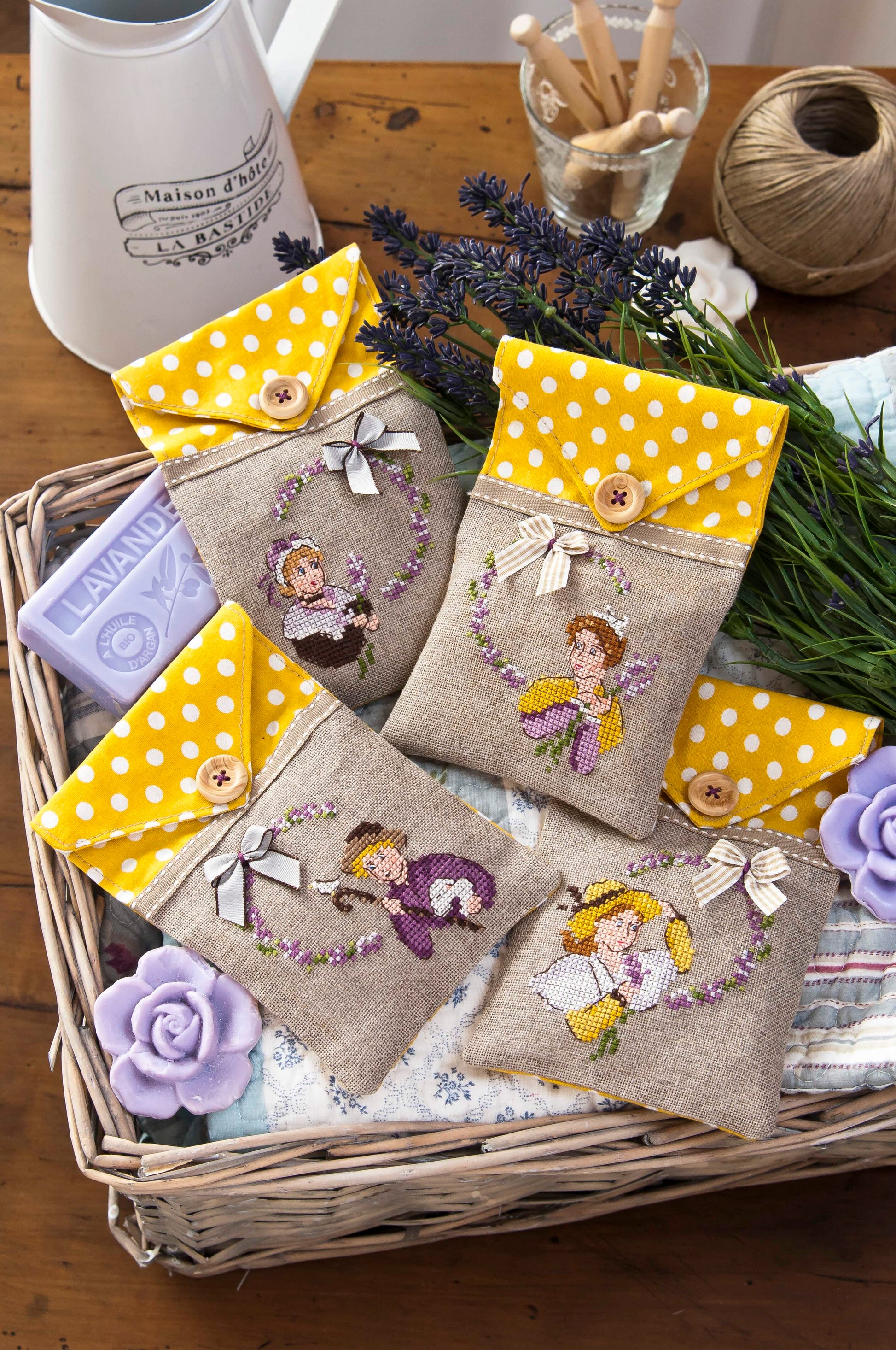 Mon linge de maison : Sac « Savon La cigale » & petits sachets de senteurs, Création Point de Croix n°65