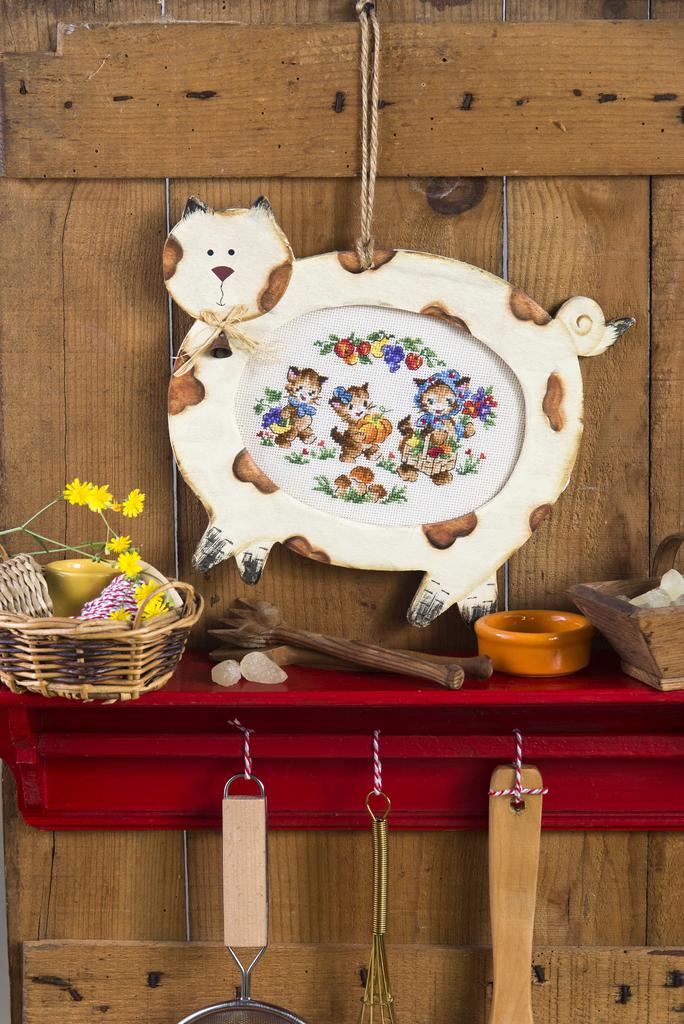 Cadre « Chat » avec grelot (29x17 cm, ouverture ovale 16x12 cm) pour broderie point de croix. Grille « Les 3 petits chats » dans CPC n°108 (non incluse).
