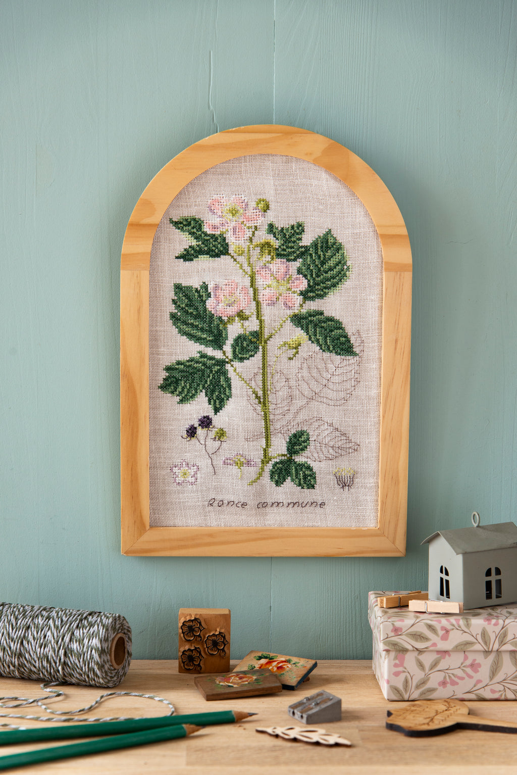 Cadre décoratif en bois naturel forme arche (20 x 30 cm), idéal pour sublimer une broderie au point de croix. Design sobre et intemporel. Grille disponible dans Création Point de Croix n°118.