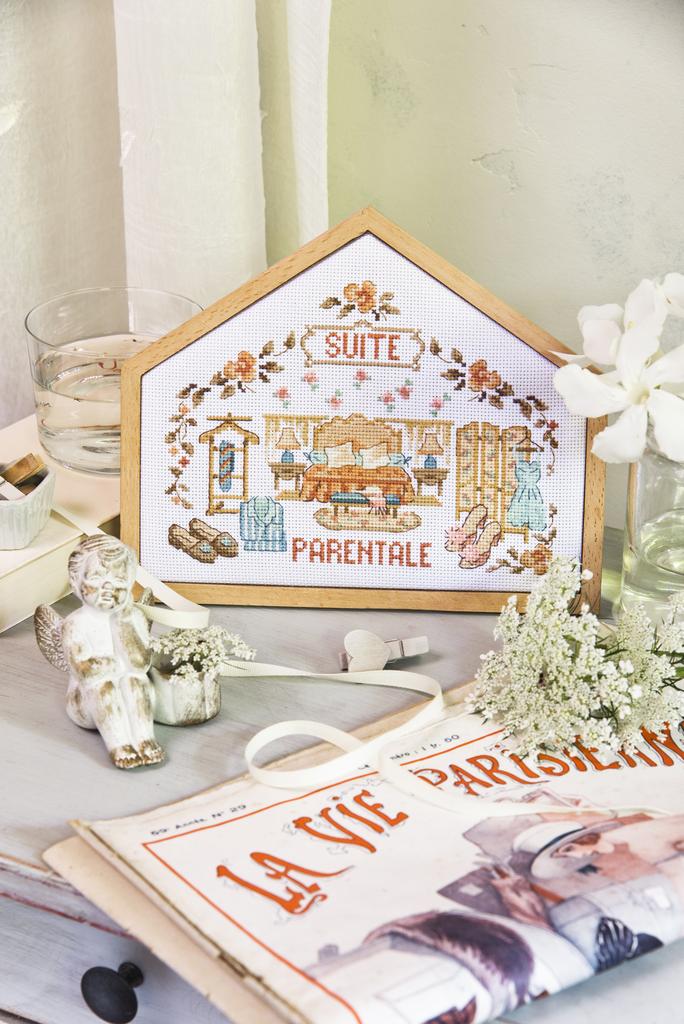 Cadre décoratif façade de maison format paysage (20x16,5 cm) pour broderie au point de croix. Grille disponible dans le Calendrier 2025 (non incluse).