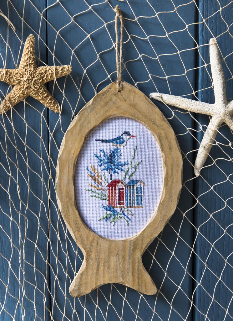 Cadre grand poisson en bois (17x28 cm, ouverture 14x18 cm) pour broderie au point de croix. Grille disponible dans Création Point de Croix n°107 (non incluse).
