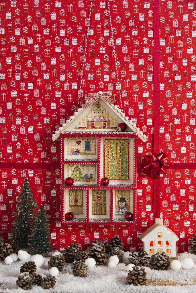 Cadre maison étagère en bois (30x21x3,5 cm) à broder au point de croix. Grille disponible dans Création Point de Croix n°109 (non incluse).