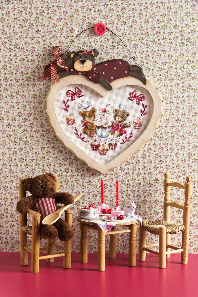 Cadre décoratif ours en forme de cœur (27x26 cm) pour broderie au point de croix. Broderies disponibles dans Création Point de Croix n°110 (non inclus).