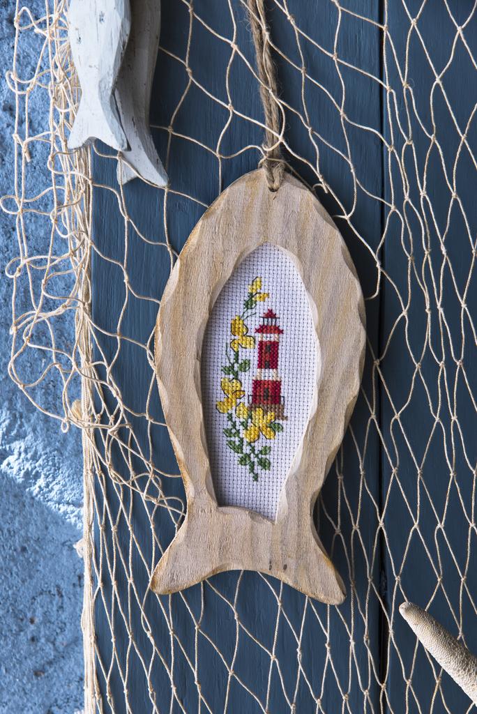 Cadre poisson en bois (10x20 cm, ouverture 8x16 cm) pour broderie au point de croix. Grille disponible dans Création Point de Croix n°107 (non incluse).