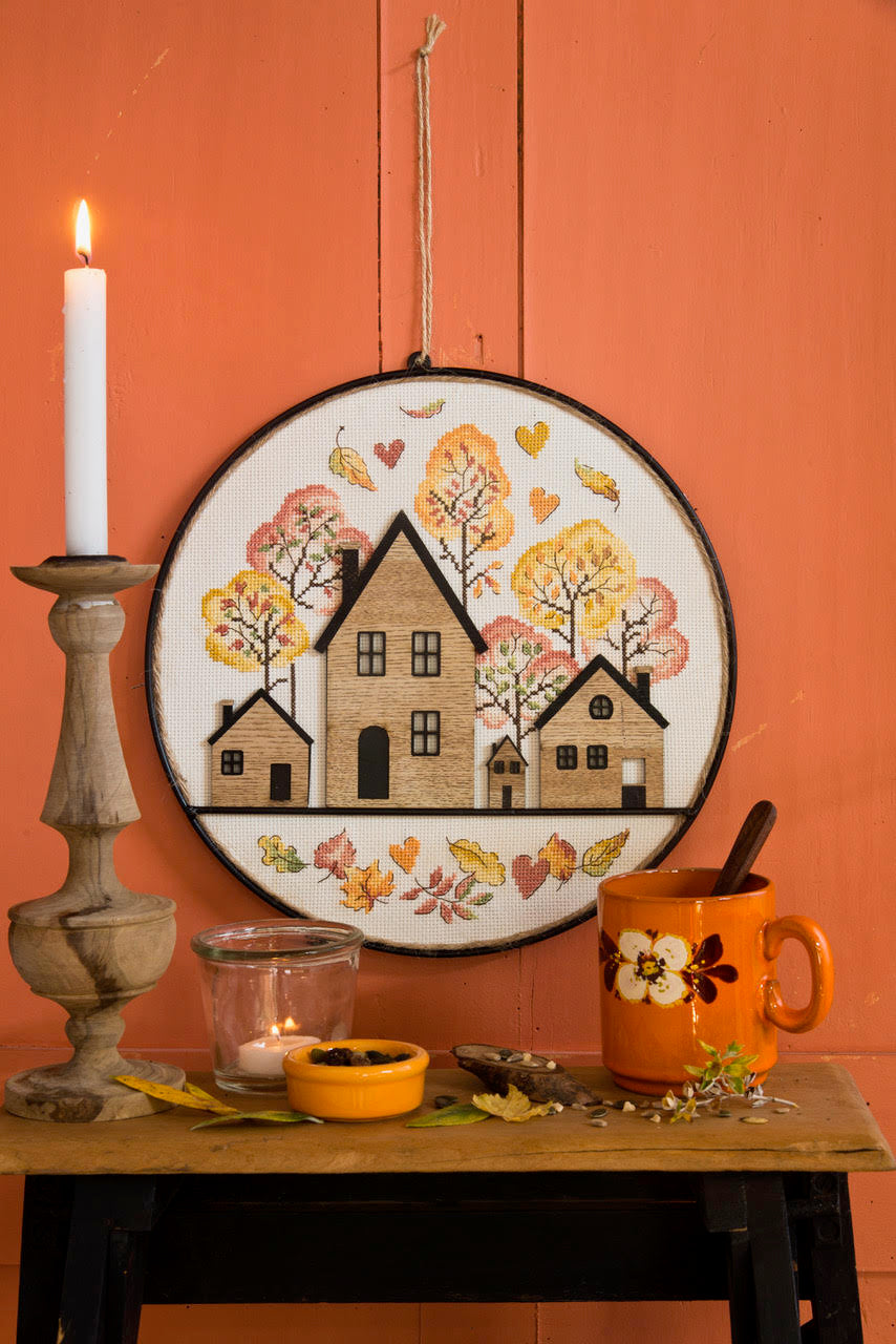 Cadre décoratif anneau métal noir 30 cm avec décors de maisons en bois MDF peint, idéal pour accueillir une broderie. Grille disponible dans Création Point de Croix N° 114 (non inclus).