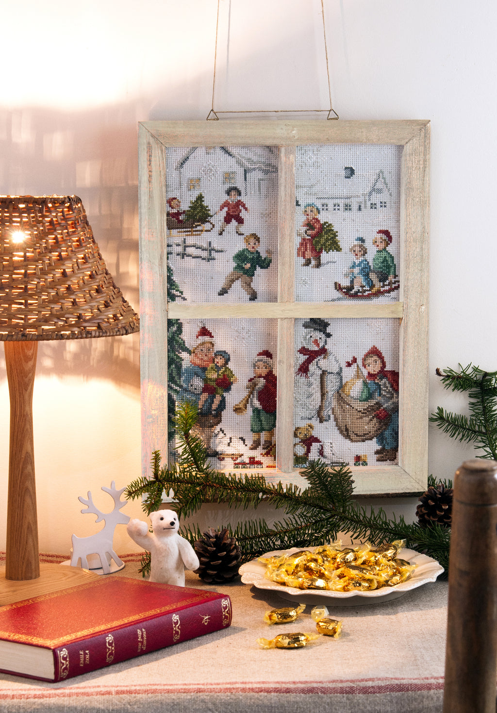 Cadre en bois recyclé vieilli, modèle fenêtre à 4 carreaux, idéal pour vos broderies point de croix. Fait main, aspect authentique. Dimensions : 40 × 30,5 cm. Grille disponible dans Création Point de Croix N° 85 (non inclus).