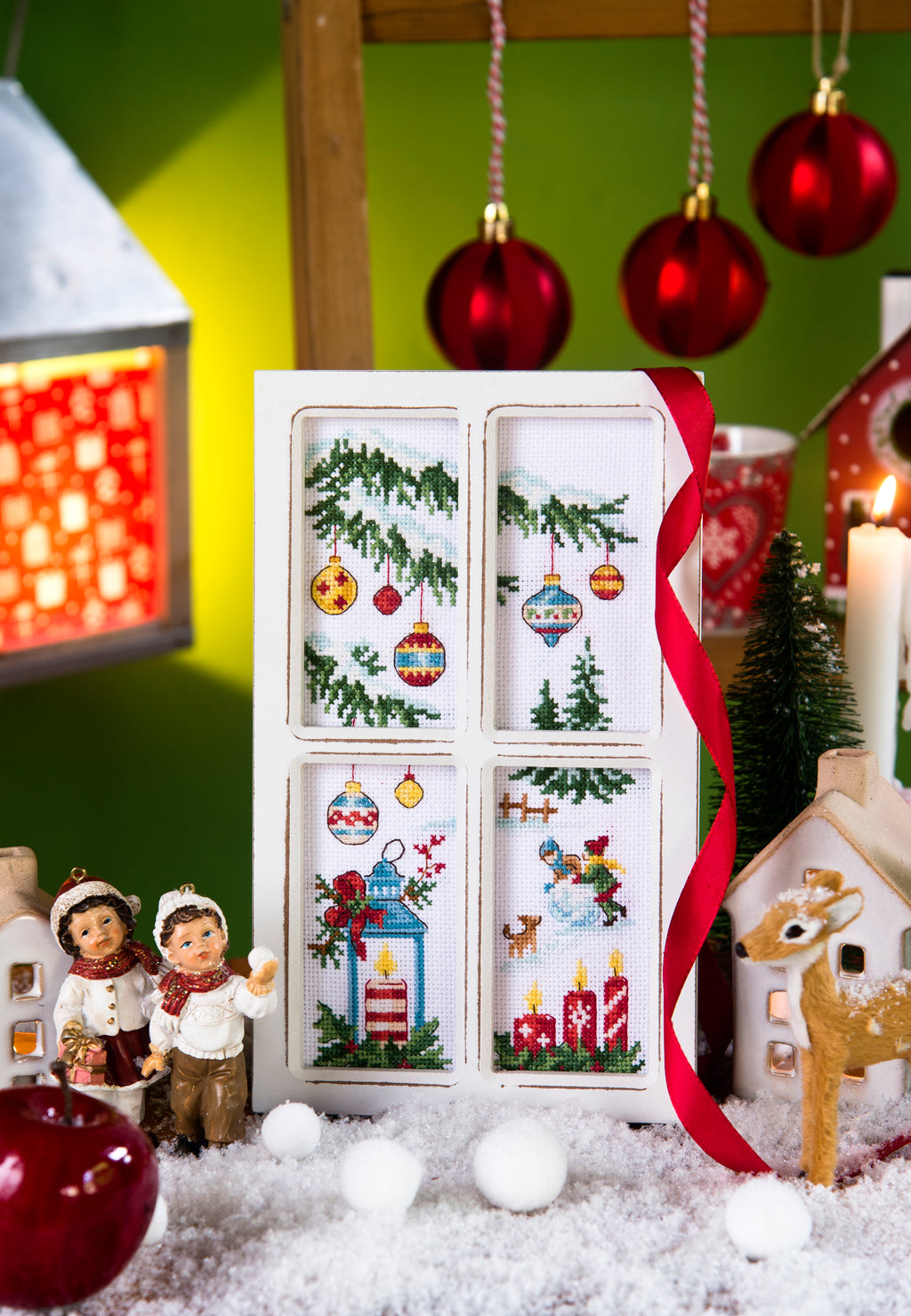 Fenêtre décorative en bois à 4 carreaux, idéale pour les broderies du calendrier 2026. 4 espaces de 5 × 9,7 cm. Style rustique et chaleureux. Dimensions : 14 × 23 cm. À peindre ou patiner selon vos envies.