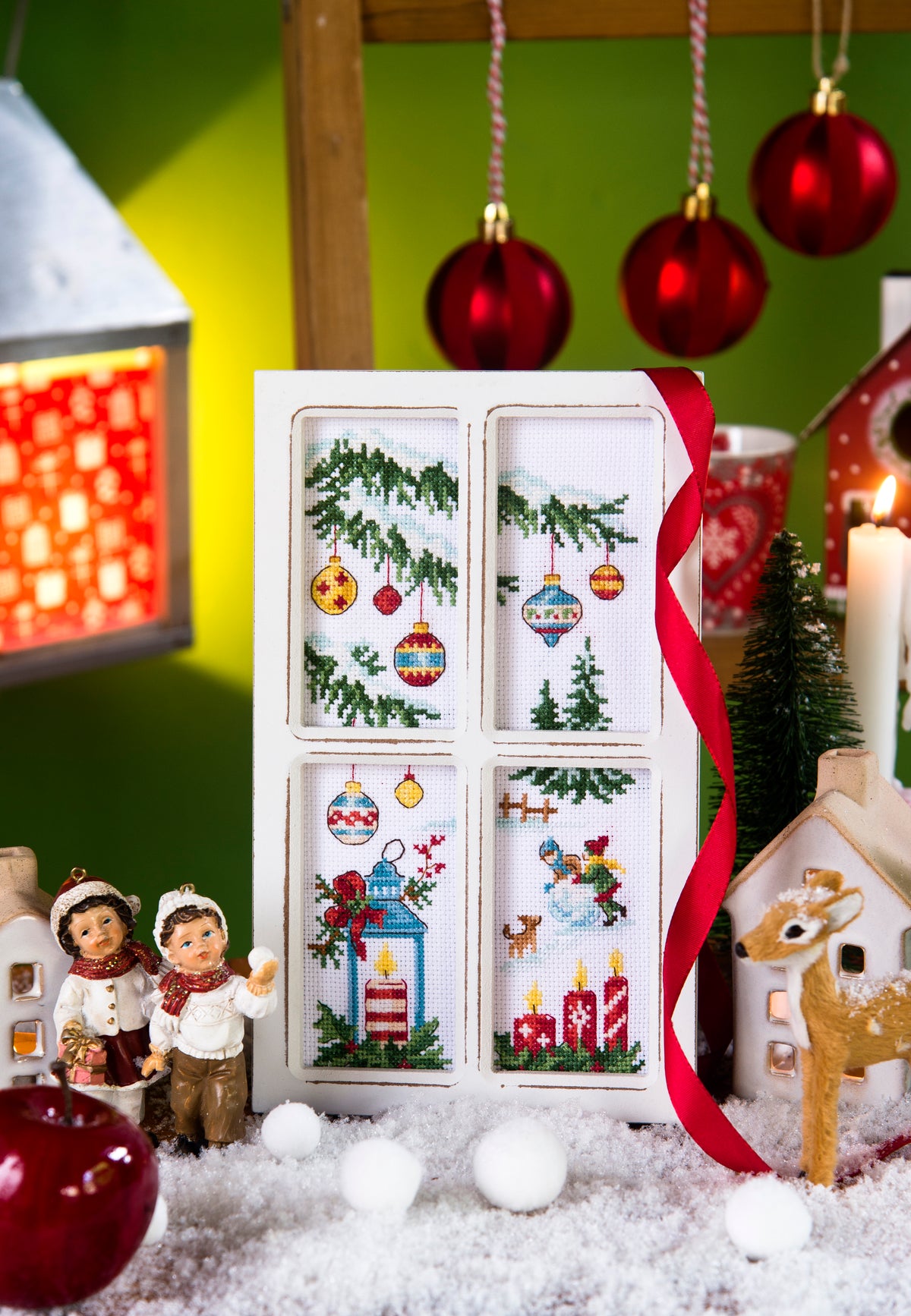 Fenêtre décorative en bois à 4 carreaux, idéale pour les broderies du calendrier 2026. 4 espaces de 5 × 9,7 cm. Style rustique et chaleureux. Dimensions : 14 × 23 cm. À peindre ou patiner selon vos envies.