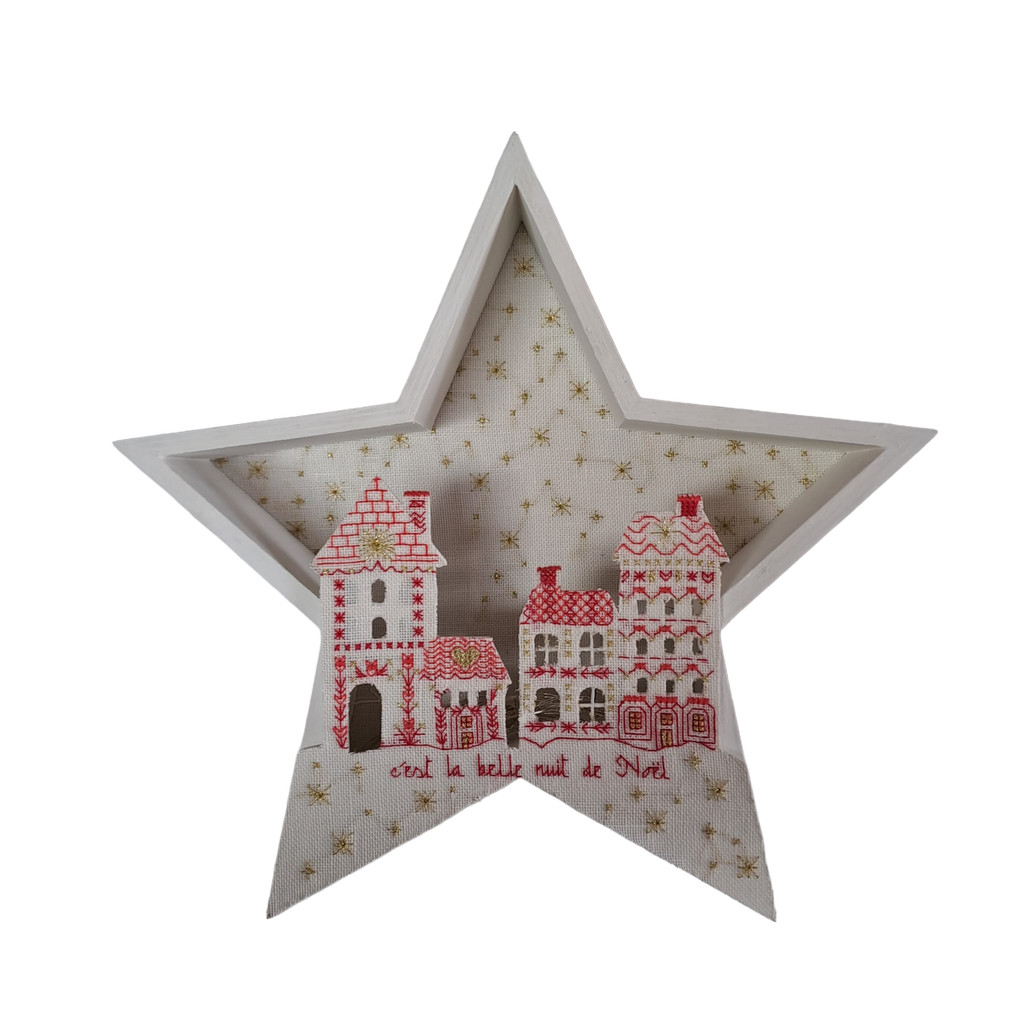 Décorez Noël avec ce cadre étoile lumineux à broder en contreplaqué, 27,5 × 27,5 × 5,3 cm. Grille disponible dans Création Point de Croix n°121.