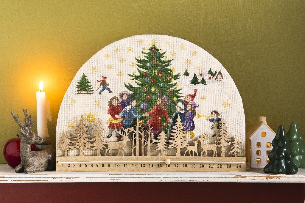 Calendrier de l'Avent en bois brut avec toile de lin (40x12 cm) à broder au point de croix. Grilles disponibles dans Création Point de Croix n°103 (non incluses).