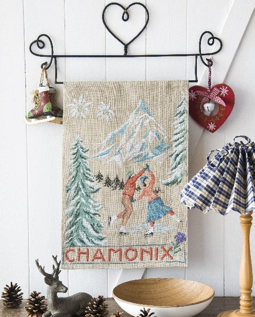 Cintre cœur en métal ouvert (40 cm) pour broderie au point de croix. Grille « Chamonix » disponible dans Création Point de Croix n°86 (non incluse).