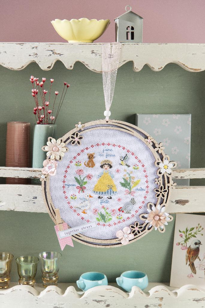 Couronne décorative en bois Pâques, 4 pièces en contreplaqué (lapin, fleurs) à coller et personnaliser. Idéale pour murs et portes. Fabrication française. Grille disponible dans Création Point de Croix N° 111 (non inclus).