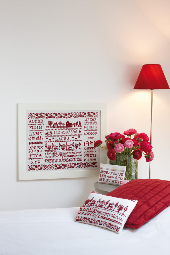 Hors-série Création Point de Croix N°33 : broderie rouge au point de croix, parures de lit, décorations et cadeaux brodés pour les fêtes. César Editions.