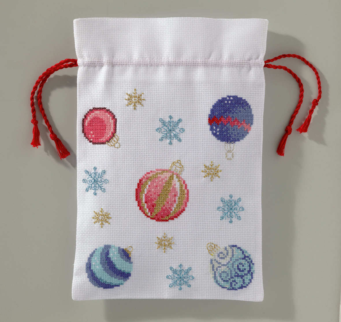 Hors-série Création Point de Croix N°33 : broderie rouge au point de croix, parures de lit, décorations et cadeaux brodés pour les fêtes. César Editions.
