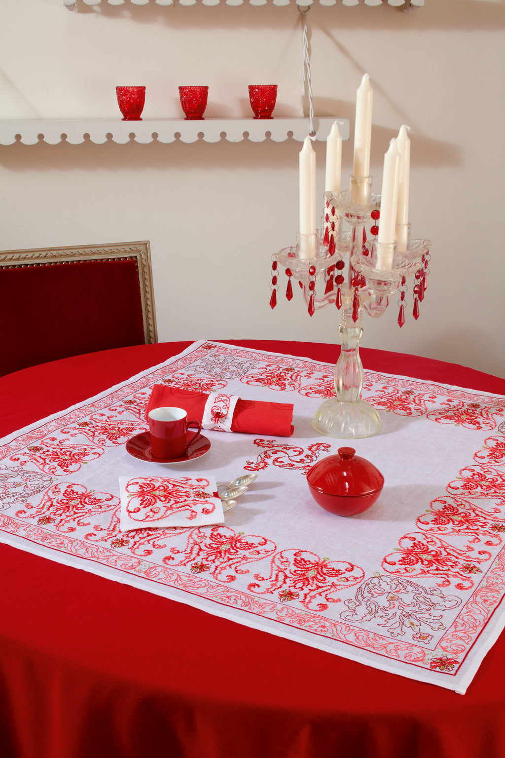 Hors-série Création Point de Croix N°33 : broderie rouge au point de croix, parures de lit, décorations et cadeaux brodés pour les fêtes. César Editions.