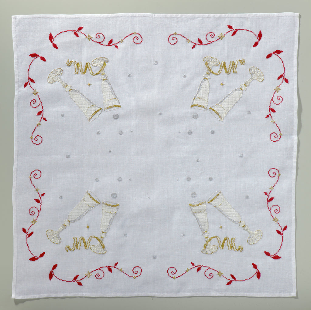 Hors-série Création Point de Croix N°33 : broderie rouge au point de croix, parures de lit, décorations et cadeaux brodés pour les fêtes. César Editions.