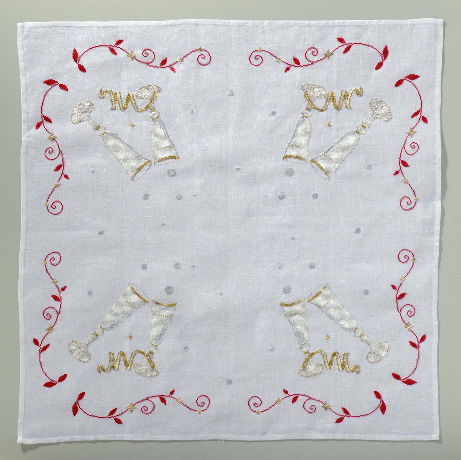 Hors-série Création Point de Croix N°33 : broderie rouge au point de croix, parures de lit, décorations et cadeaux brodés pour les fêtes. César Editions.