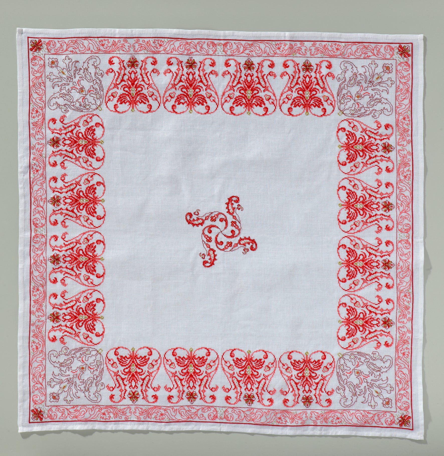 Hors-série Création Point de Croix N°33 : broderie rouge au point de croix, parures de lit, décorations et cadeaux brodés pour les fêtes. César Editions.