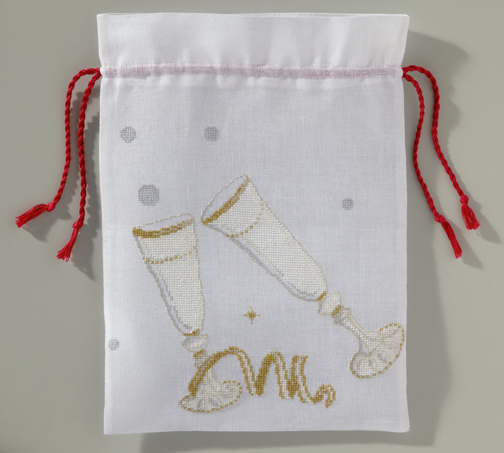 Hors-série Création Point de Croix N°33 : broderie rouge au point de croix, parures de lit, décorations et cadeaux brodés pour les fêtes. César Editions.