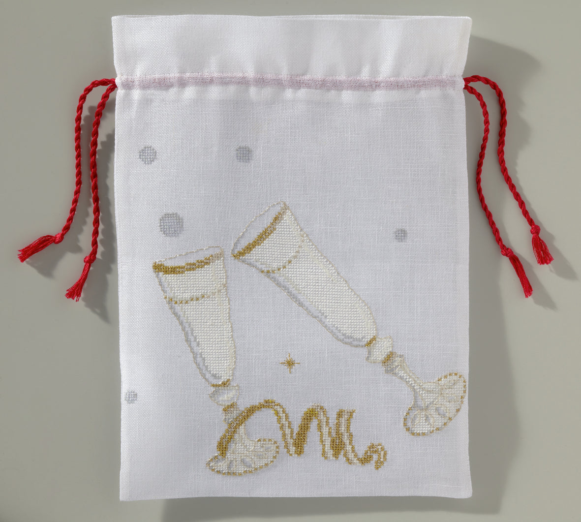 Hors-série Création Point de Croix N°33 : broderie rouge au point de croix, parures de lit, décorations et cadeaux brodés pour les fêtes. César Editions.