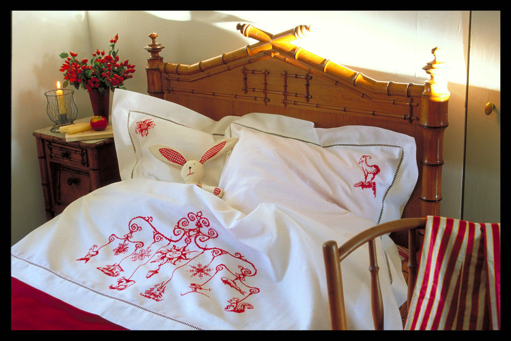 Hors-série Création Point de Croix N°33 : broderie rouge au point de croix, parures de lit, décorations et cadeaux brodés pour les fêtes. César Editions.