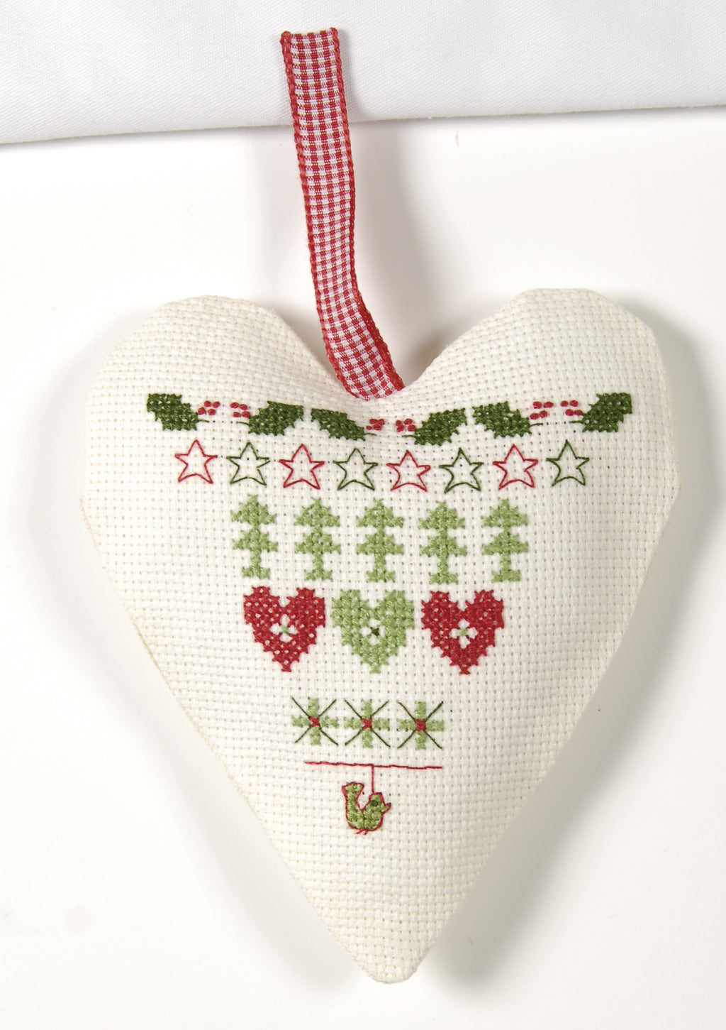 Hors-série Création Point de Croix N°33 : broderie rouge au point de croix, parures de lit, décorations et cadeaux brodés pour les fêtes. César Editions.