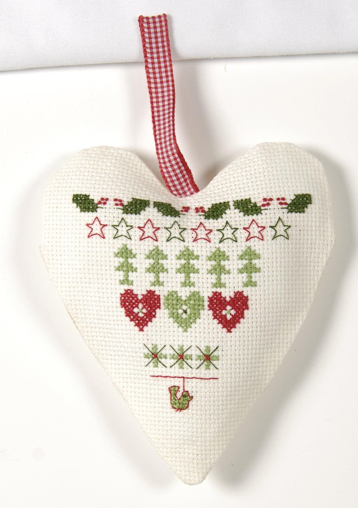 Hors-série Création Point de Croix N°33 : broderie rouge au point de croix, parures de lit, décorations et cadeaux brodés pour les fêtes. César Editions.