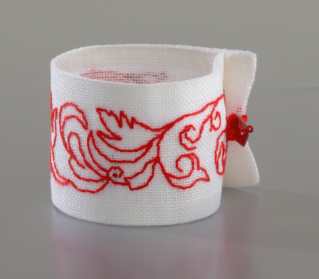 Hors-série Création Point de Croix N°33 : broderie rouge au point de croix, parures de lit, décorations et cadeaux brodés pour les fêtes. César Editions.