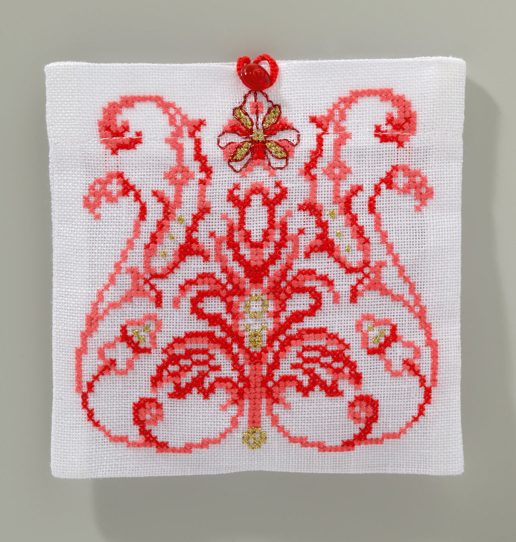 Hors-série Création Point de Croix N°33 : broderie rouge au point de croix, parures de lit, décorations et cadeaux brodés pour les fêtes. César Editions.