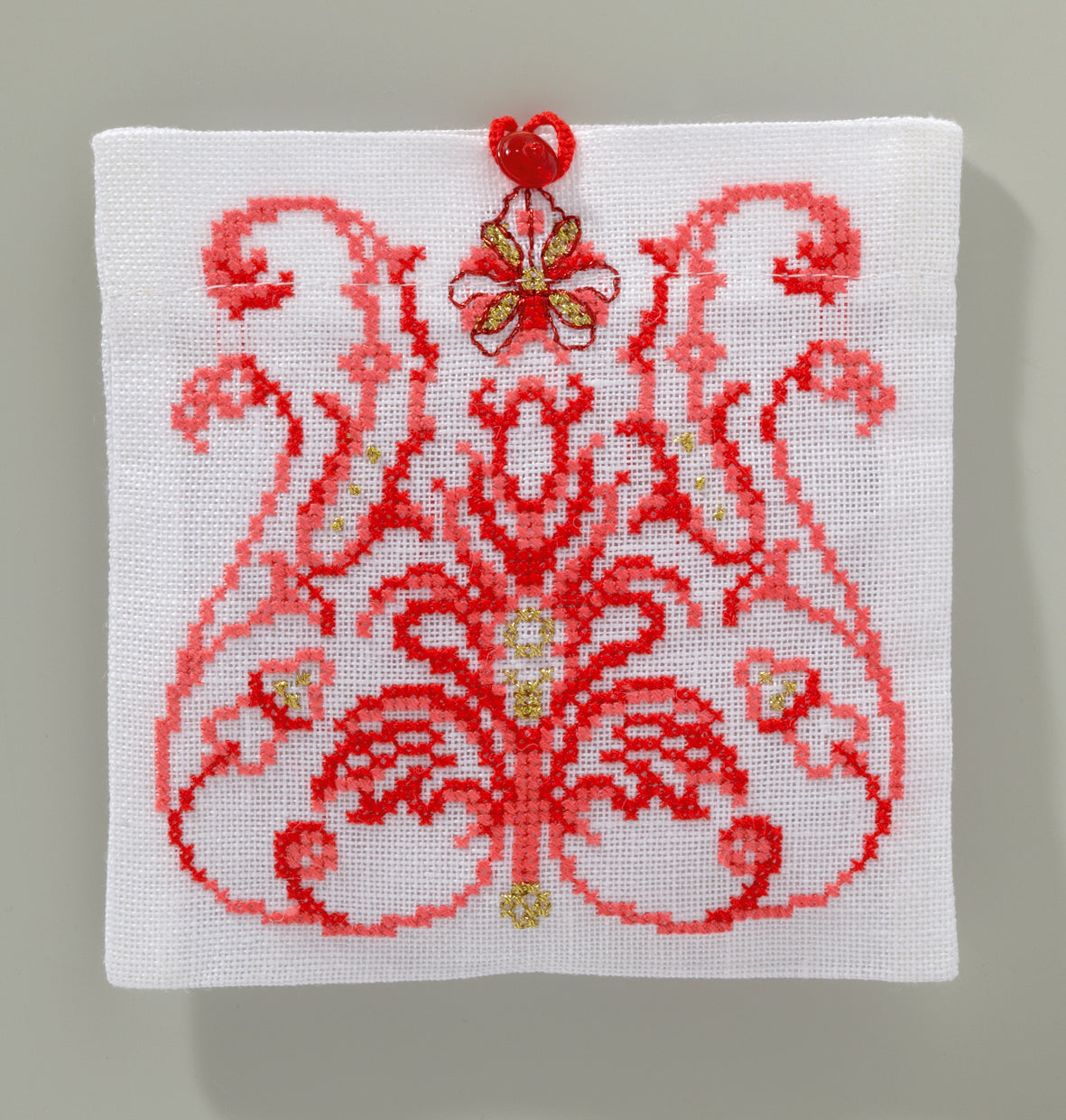 Hors-série Création Point de Croix N°33 : broderie rouge au point de croix, parures de lit, décorations et cadeaux brodés pour les fêtes. César Editions.