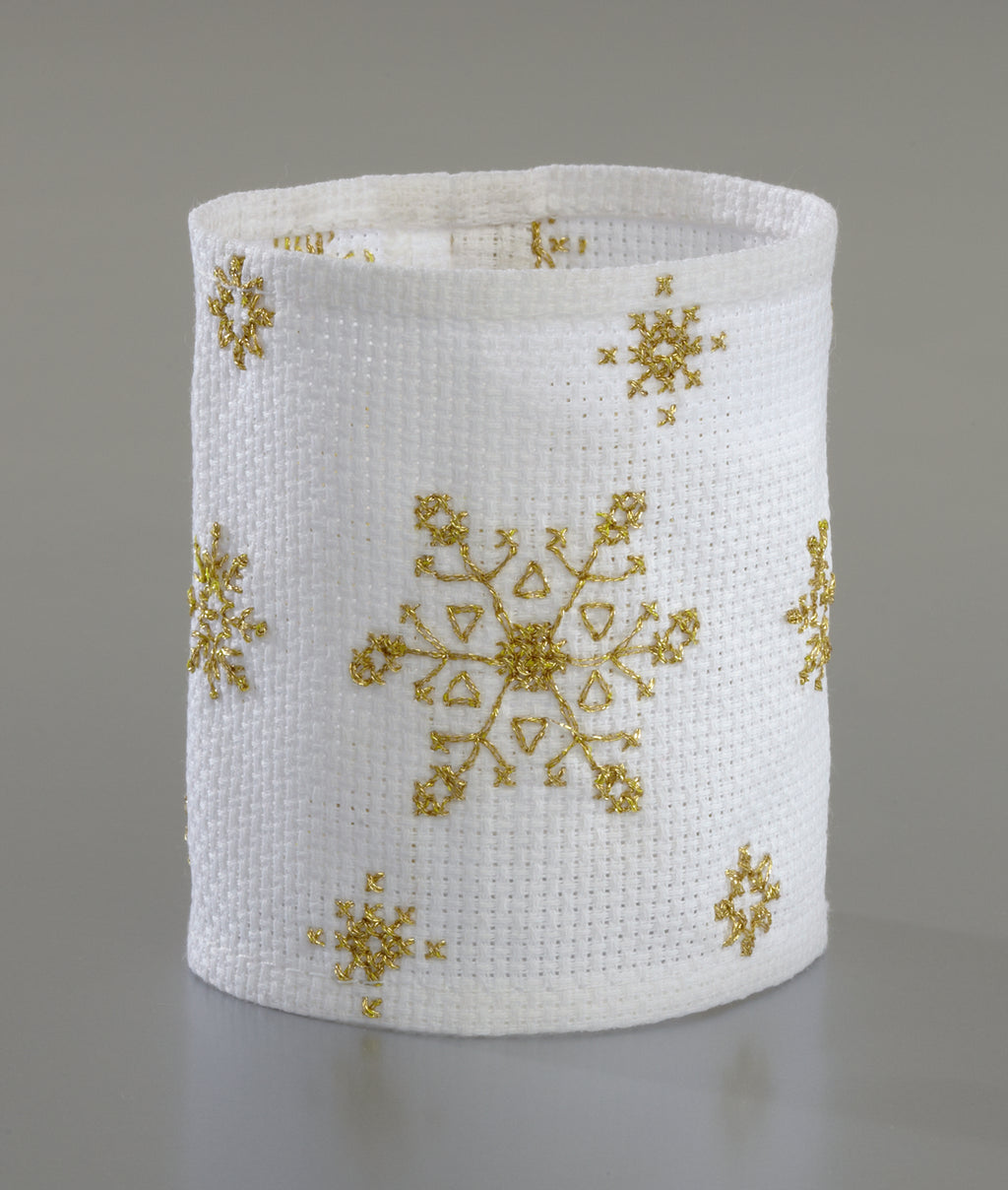 Hors-série Création Point de Croix N°33 : broderie rouge au point de croix, parures de lit, décorations et cadeaux brodés pour les fêtes. César Editions.
