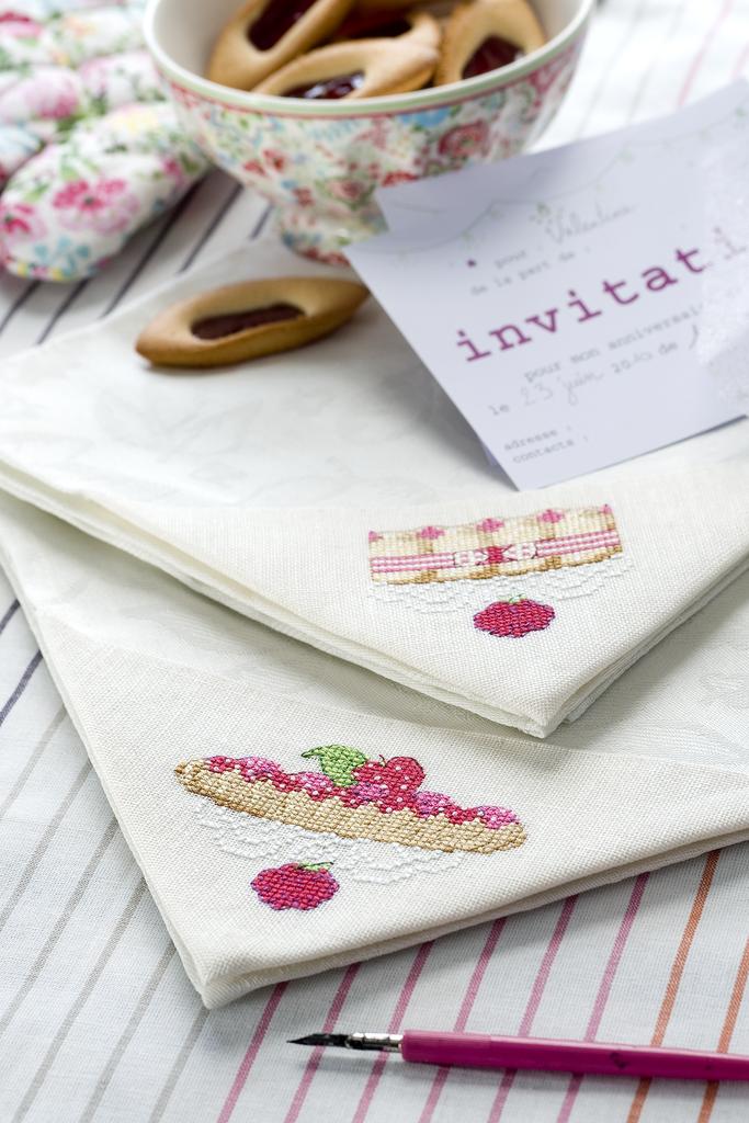 Découvrez Création Point de Croix N°02 (mai/juin 2010) de César Editions. Broderies printanières signées Martini, Réthoret, Enginger et autres créatrices au point de croix.